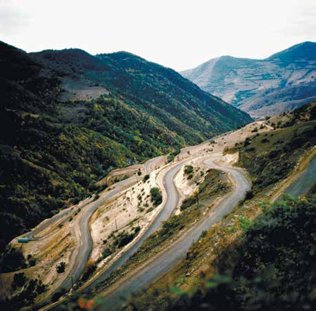 拉钦地区到现在为止还是被 亚美尼亚的武装力量占领