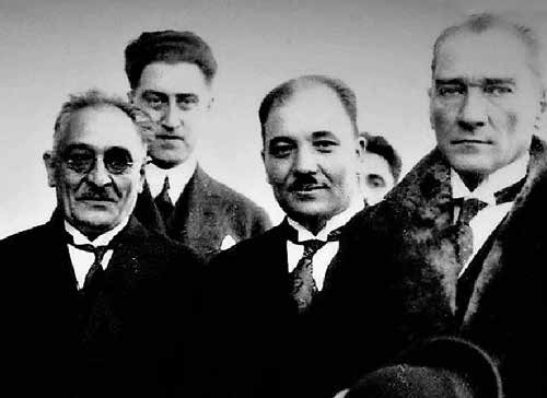 А.Агаоглу (крайний слева) с М.К.Ататюрком и его сподвижниками