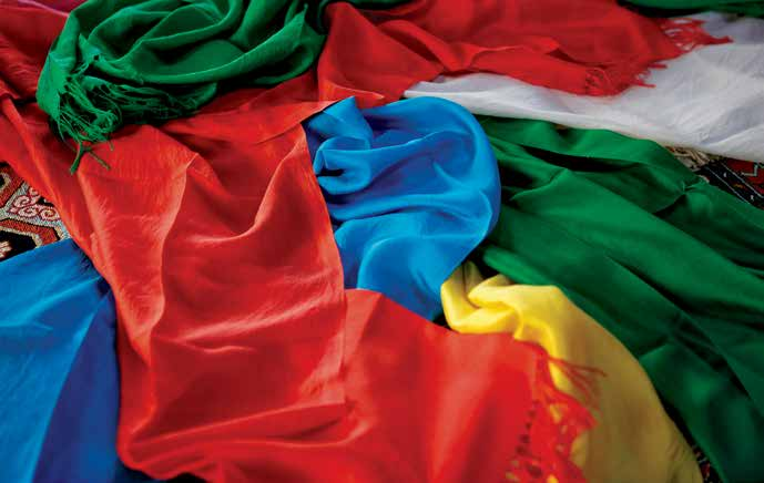 La diversidad de colores y estilos, la textura suave de la seda se combinan armónicamente por los artesanos