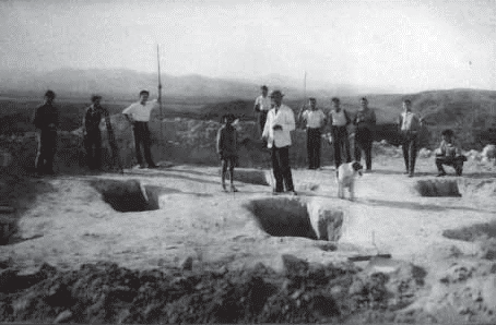 .I. Hummel 1928 bei Ausgrabungen mit seinen Schüler in der Nähe von Helenendorf. Quelle: NMGA
