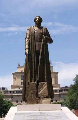 Памятник фашистскому лидеру Гарегину Нжде в центре Иревана
