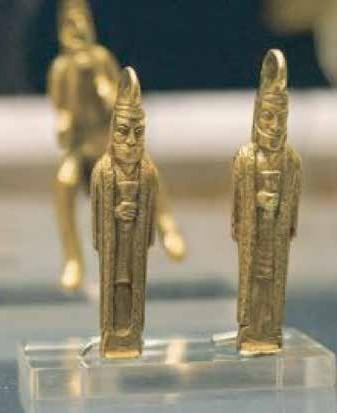 Goldene Zaubererfiguren aus dem Schatz am Fluss Oks (modernes Tadschikistan). 4. Jahrhundert v. Chr. Staatliche Eremitage (St. Petersburg, RF).