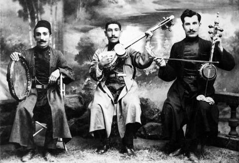 Djabbar Karyagdyoglu (à gauche) dans son trio…