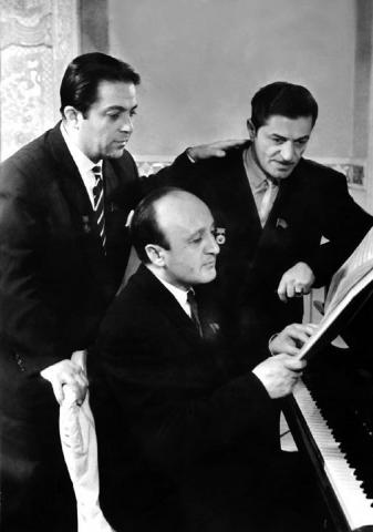 Fikret Amirov au piano, derrière lui, Rachid Behbudov à sa gauche, Niyazi…