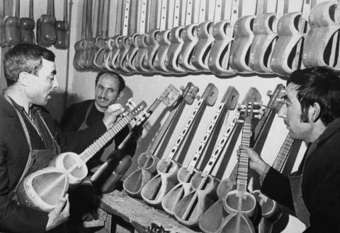 Fabrique d’instruments de musique traditionnels (Choucha, 1968)