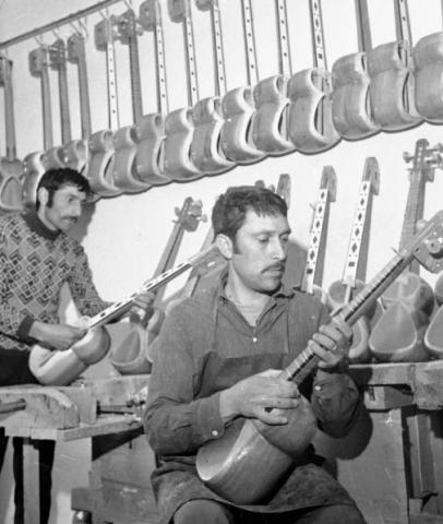 Fabrique d’instruments de musique traditionnels (Choucha, 1968)